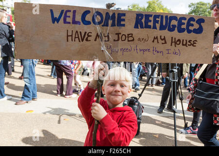 Londres, Royaume-Uni. 12 Septembre, 2015. Un petit garçon est titulaire d'un 'Bienvenue' poster les réfugiés. Des dizaines de milliers de personnes prennent part à la solidarité avec les réfugiés de démonstration dans le centre de Londres, David Cameron sur l'appelant à prendre des mesures efficaces pour tourner autour de la crise des réfugiés et accepter la juste part des réfugiés déjà en Europe. D'images éclatantes/Alamy Live News Banque D'Images