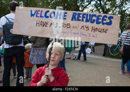 Londres, Royaume-Uni. 12 Septembre, 2015. Un petit garçon est titulaire d'un 'Bienvenue' poster les réfugiés. Des dizaines de milliers de personnes prennent part à la solidarité avec les réfugiés de démonstration dans le centre de Londres, David Cameron sur l'appelant à prendre des mesures efficaces pour tourner autour de la crise des réfugiés et accepter la juste part des réfugiés déjà en Europe. D'images éclatantes/Alamy Live News Banque D'Images