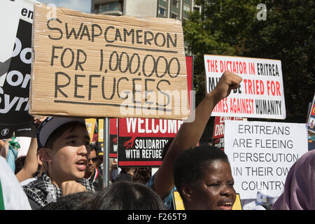 Londres, Royaume-Uni. 12 Septembre, 2015. Des dizaines de milliers de personnes prennent part à la solidarité avec les réfugiés de démonstration dans le centre de Londres, David Cameron sur l'appelant à prendre des mesures efficaces pour tourner autour de la crise des réfugiés et accepter la juste part des réfugiés déjà en Europe. D'images éclatantes/Alamy Live News Banque D'Images