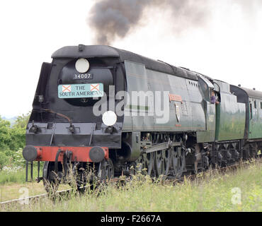 La locomotive à vapeur préservé, 'Wadebridge' 34007, tirant sur les voitures de voyageurs sur la ligne 'Cresson', Hampshire, England, UK Banque D'Images