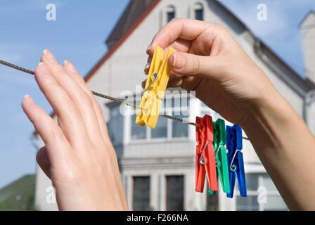 Mains accrocher sur une corde à linge de couleur Banque D'Images