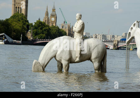 Londres, Royaume-Uni, 11 septembre 2015, 'La Marée' horse sculptures dans la Tamise attirent des foules sur la journée ensoleillée. Sculpté par le sculpteur sous-marin Jason deCaires Taylor qu'ils ont été choisis pour représenter le rôle joué par le fleuve dans la vie de la ville. La sculpture se trouve immergée à marée montante. Les hommes d'arrogant sur les chevaux représentent l'utilisation des ressources naturelles de la terre et les enfants l'avenir qui doit vivre avec les conséquences. Credit : JOHNNY ARMSTEAD/Alamy Live News Banque D'Images