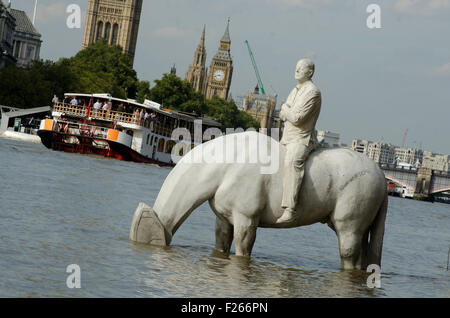 Londres, Royaume-Uni, 11 septembre 2015, 'La Marée' horse sculptures dans la Tamise attirent des foules sur la journée ensoleillée. Sculpté par le sculpteur sous-marin Jason deCaires Taylor qu'ils ont été choisis pour représenter le rôle joué par le fleuve dans la vie de la ville. La sculpture se trouve immergée à marée montante. Les hommes d'arrogant sur les chevaux représentent l'utilisation des ressources naturelles de la terre et les enfants l'avenir qui doit vivre avec les conséquences. Credit : JOHNNY ARMSTEAD/Alamy Live News Banque D'Images