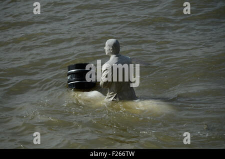 Londres, Royaume-Uni, 11 septembre 2015, 'La Marée' horse sculptures dans la Tamise attirent des foules sur la journée ensoleillée. Sculpté par le sculpteur sous-marin Jason deCaires Taylor qu'ils ont été choisis pour représenter le rôle joué par le fleuve dans la vie de la ville. La sculpture se trouve immergée à marée montante. Les hommes d'arrogant sur les chevaux représentent l'utilisation des ressources naturelles de la terre et les enfants l'avenir qui doit vivre avec les conséquences. Credit : JOHNNY ARMSTEAD/Alamy Live News Banque D'Images