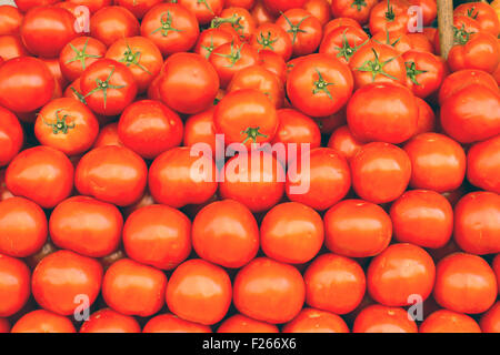 Un tas de tomates sur un marché Banque D'Images