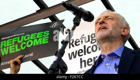 London, UK . 12 Sep, 2015. Jeremy Corbyn's premier acte en tant que leader du travail était d'assister à une manifestation en faveur des réfugiés dans la région de Parliament Square London UK 12/9/15 Crédit : Jacky chapman/Alamy Live News Banque D'Images