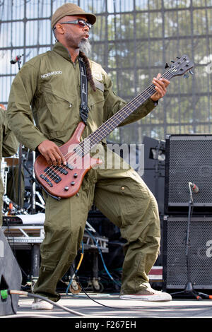 Chicago, Illinois, USA. Sep 11, 2015. Le bassiste John Norwood FISHER de Fishbone effectue live pendant Riot Fest à Douglas Park à Chicago, Illinois © Daniel DeSlover/ZUMA/Alamy Fil Live News Banque D'Images