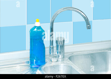 Lave-bleu sur cuisine avec robinet, filtre, l'eau de drainage gouttes Banque D'Images