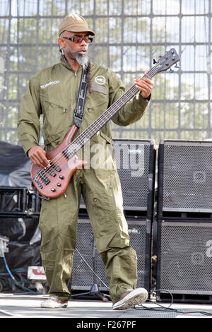 Chicago, Illinois, USA. Sep 11, 2015. Le bassiste John Norwood FISHER de Fishbone effectue live pendant Riot Fest à Douglas Park à Chicago, Illinois © Daniel DeSlover/ZUMA/Alamy Fil Live News Banque D'Images