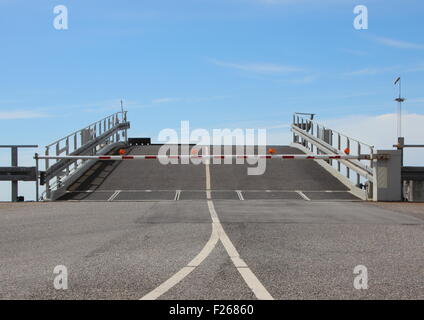 Ferry Road rampe vide fermé avec estacade de sécurité et Ciel Bleu Banque D'Images