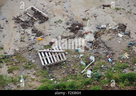 Les déchets échoués sur la plage après le point de vue d'oiseau de l'Orage Banque D'Images