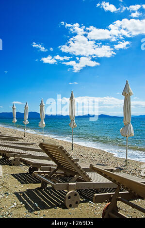 Plage avec transats vides sur la péninsule de Pelion, Thessalie, Grèce Banque D'Images