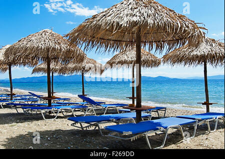 Plage avec chaises longues et parasols sur vide la péninsule de Pelion, Thessalie, Grèce Banque D'Images