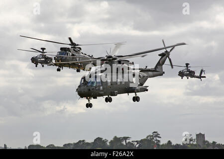 Un Agusta Westland Merlin HC Mk 3 de 846 NAS avec un Sea King H C MK 4 à partir de 848 NAS avec une paire d'attaque Apache Army Air Corps Banque D'Images