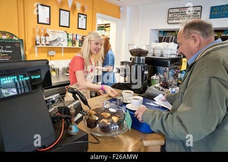 Stoke Bruerne, Northamptonshire, Angleterre. 12 Septembre, 2015. Village en guerre des années 40, re-enactment.Une jolie dame server d'un plateau/bouilloire. Crédit : Scott Carruthers/Alamy Live News Banque D'Images