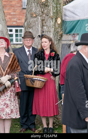 Stoke Bruerne, Northamptonshire, Angleterre. . Village en guerre des années 40, re-enactment.personnes habillées en 1940. Crédit : Scott Carruthers/Alamy Live News Banque D'Images