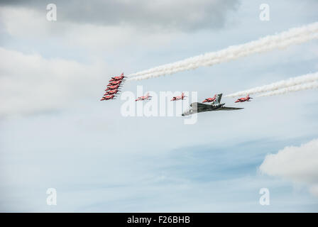 Vol dernier bombardier Vulcan XH558 en formation avec les flèches rouges Banque D'Images