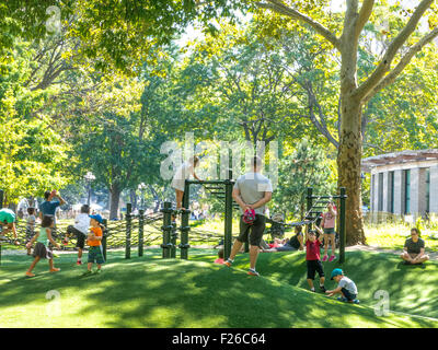 Jeux pour enfants à Washington Square Park, Greenwich Village, NEW YORK Banque D'Images