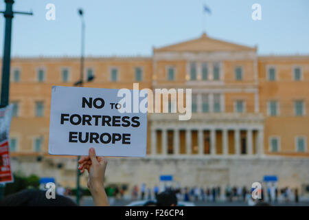 Athènes, Grèce. 12 Sep, 2015. Un manifestant montre une pancarte qui dit "Non à l'Europe forteresse" à l'extérieur du Parlement grec. Les Grecs ont défilé à l'Union européenne à Athènes pour montrer qu'ils sont accueillants les réfugiés qui arrivent dans leur pays. La marche faisait partie d'une campagne pan-européenne pour montrer que l'Europe à accueillir les réfugiés. © Michael Debets/Pacific Press/Alamy Live News Banque D'Images