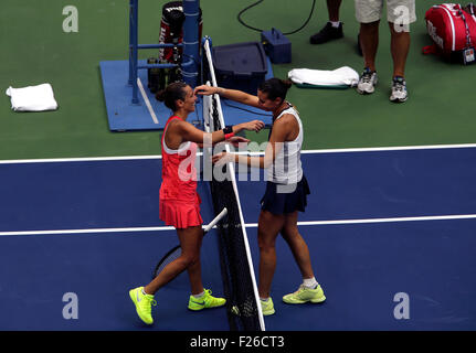 New York, USA. 12 Sep, 2015. Flavia Penetta de l'Italie, à droite, reçoit une accolade de compatriote Roberta Vinci Vinci après avoir battu 7-6 (7-4), 6-2, en finale de l'US Open à Flushing Meadows, New York dans l'après-midi du 12 septembre 2015. Crédit : Adam Stoltman/Alamy Live News
