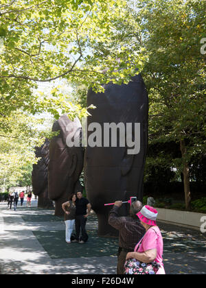 Les touristes en face de Jaume Plensa Sculptures dans le sud du Parc du Millénaire Boeing Gallery, Chicago, IL. Banque D'Images