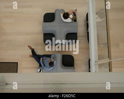 Vue aérienne de couple en attente dans un salon. Banque D'Images