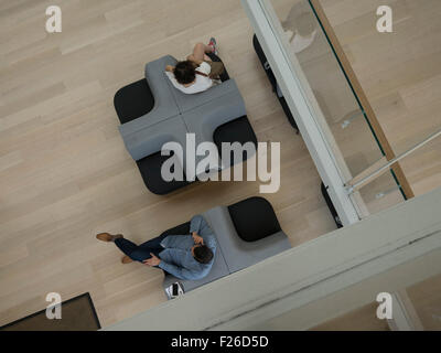 Vue aérienne de couple en attente dans un salon. Banque D'Images