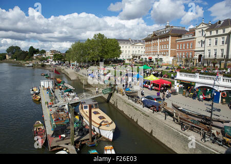 Richmond upon Thames, Surrey, Royaume-Uni. 12 septembre 2015. Les gens se rassemblent sur la rive à Richmond pour encourager de bateaux dans la grande course Rover Crédit : Emma Durnford/ Alamy Live News Banque D'Images