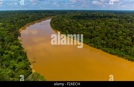 Antenne de la forêt tropicale, forêt et rivière Yavari Brésil sur la rive gauche, le Pérou sur la droite Banque D'Images
