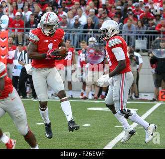 12 septembre 2015 - Ohio State Buckeyes wide receiver Braxton Miller # 1 obtient une pelle col de Ohio State Buckeyes quarterback Cardale Jones # 12 au cours de l'action entre l'Ohio State Buckeyes et l'Hawaii Rainbow Warriors à l'Ohio Stadium à Columbus, OH. - Michael Sullivan/CSM Banque D'Images