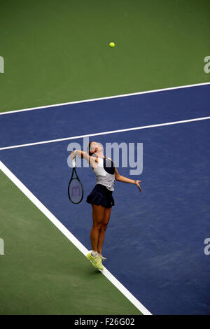 New York, USA. 12 Sep, 2015. Flavia Penetta d'Italie sert de compatriote Roberta Vinci au cours de la finale des femmes de l'US Open à Flushing Meadows, New York dans l'après-midi du 12 septembre 2015. Pennetta a remporté le match 7-6 (7-4), 6-2 Crédit : Adam Stoltman/Alamy Live News Banque D'Images