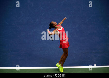 New York, USA. 12 Sep, 2015. Roberta Vinci d'Italie sert de compatriote Flavia Penetta durant la finale des femmes de l'US Open à Flushing Meadows, New York dans l'après-midi du 12 septembre 2015. Pennetta a remporté le match 7-6 (7-4), 6-2 Crédit : Adam Stoltman/Alamy Live News Banque D'Images