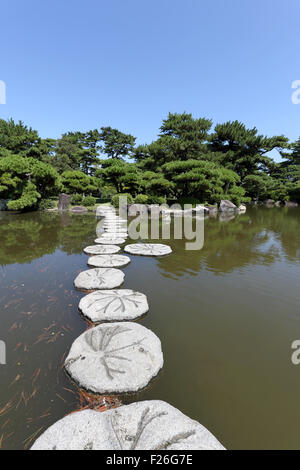 Chemin de pierre dans l'eau jardin japonais Banque D'Images