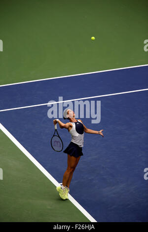 New York, USA. 12 Sep, 2015. Flavia Penetta d'Italie sert de compatriote Roberta Vinci au cours de la finale des femmes de l'US Open à Flushing Meadows, New York dans l'après-midi du 12 septembre 2015. Pennetta a remporté le match 7-6 (7-4), 6-2 Crédit : Adam Stoltman/Alamy Live News Banque D'Images