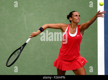 (1509013) -- NEW YORK, septembre13, 2015(Xinhua) -- Roberta Vinci d'Italie sert à sa compatriote Flavia Pennetta lors de la finale dames à l'US Open 2015 à New York, aux États-Unis, le 12 septembre 2015. Vinci a perdu à Flavia Pennetta 0-2 en finale. (Xinhua/Qin Lang) Banque D'Images