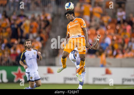 Houston, Texas, USA. 12 Sep, 2015. Houston Dynamo defender Sheanon Williams (22) à la tête de la balle pendant le 1er semestre d'un jeu entre le MLS Houston Dynamo et le Real Salt Lake au stade BBVA Compass à Houston, TX le 12 septembre 2015. Le Real Salt Lake a gagné le match 3-1. © Trask Smith/ZUMA/Alamy Fil Live News Banque D'Images