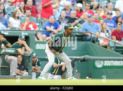 Arlington, Texas, USA. 12 Septembre, 2015. L'ancien manager des Rangers du Texas et actuel entraîneur de troisième Ron Washington pendant un match entre la MLB Oakland Athletics et les Texas Rangers à Globe Life Park à Arlington, TX Oakland défait 5-3 au Texas. Credit : Cal Sport Media/Alamy Live News Banque D'Images