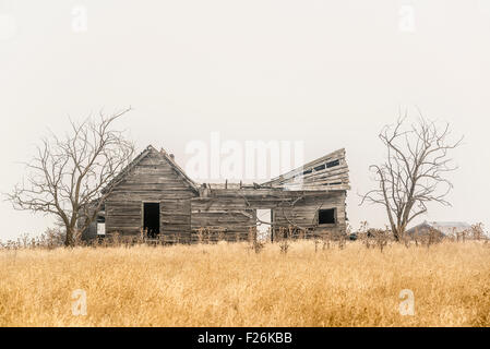 Maison de ferme abandonnée sur une prairie dans le sud-est de Washington. Banque D'Images