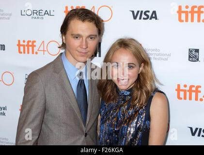 Toronto, Canada. 12 Sep, 2015. L'acteur Paul Dano (L) et l'actrice Zoe Kazan posent pour des photos avant l'avant-première américaine du film "La jeunesse" à l'Elgin Theatre durant le 40e Festival International du Film de Toronto à Toronto, Canada, le 12 septembre 2015. © Zou Zheng/Xinhua/Alamy Live News Banque D'Images