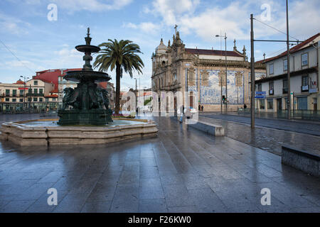 Place avec la Fontaine des Lions - Praça de Gomes Teixeira à Porto, Portugal Banque D'Images