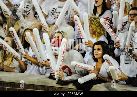 Fans de célébrer dans la première moitié du match entre Temple Owls et Cincinnati Bearcats à Nippert Stadium à Cincinnati, OH le 12 septembre, 2015.dans le conduit du Temple troisième trimestre, Temple Owls 3 - Cincinnati Bearcats 0.Image Crédit : Dorn Byg/CSM Banque D'Images