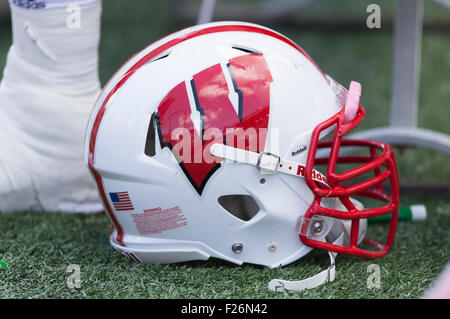 Madison, Wisconsin, USA. 12 Septembre, 2015. Wisconsin Badgers casque lors d'un match de football de la NCAA entre le Miami (Ohio) Redhawks et le Wisconsin Badgers au Camp Randall Stadium à Madison, WI. Le Wisconsin a battu Miami (Ohio) 58-0. Credit : Cal Sport Media/Alamy Live News Banque D'Images