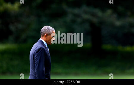 Washington, DC. Sep 9, 2015. Le président des États-Unis Barack Obama retourne à la Maison Blanche après un voyage à Warren, au Michigan pour visiter le centre d'enseignement technique du Michigan et des remarques pour améliorer les possibilités d'éducation du Collège, le 9 septembre 2015 à Washington, DC. Credit : Aude Guerrucci/Piscine via CNP - AUCUN FIL SERVICE - © dpa/Alamy Live News Banque D'Images