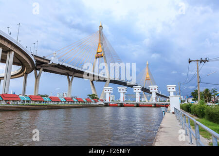 Bhumibol bridge sur la rivière Chao Phraya à Bangkok, Thaïlande Banque D'Images