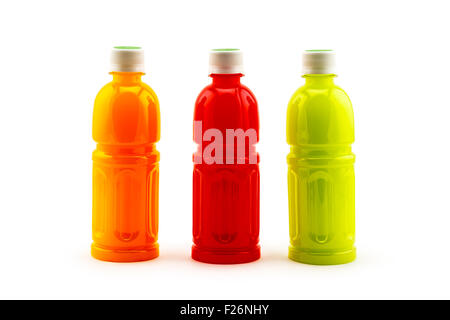 Bouteilles de jus de fruits différents sur fond blanc Banque D'Images