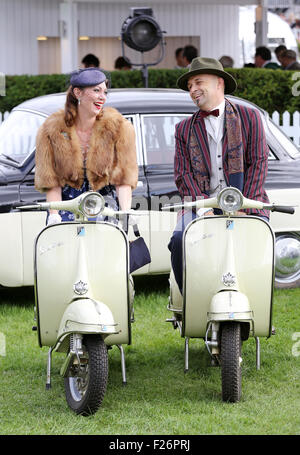 Goodwood, Sussex, UK. 12 Sep, 2015. Costumes vintage photo de la Goodwood Revival, Chichester, West Sussex. Le Goodwood Revival est un festival de trois jours de conduite automobile qui a lieu chaque mois de septembre à Goodwood Motor Circuit pour voitures de course et de moto qui aurait participé au cours de la période initiale du circuit-1948-1966. Credit : Oliver Dixon/Alamy Live News Banque D'Images