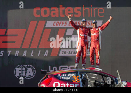 Coffs Harbour, Australie. 13 Septembre, 2015. Nasser Al-Attiyah (pilote) et son co-pilote Matthieu Baumel se tenir sur les Ford Fiesta RS après une sécurisation de la première place dans la catégorie WRC2 pour le Rallye d'Australie. Credit : Russell Hunter/Alamy Live News Banque D'Images