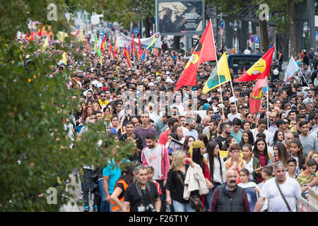 Stuttgart, Allemagne. 12 Sep, 2015. Les participants d'un rassemblement contre la politique du gouvernement turc dans les rues de Stuttgart, Allemagne, 12 septembre 2015. Quelque 2 000 Kurdes et Turcs critiques du gouvernement sont descendus dans la rue pour protester contre l'escalade des tensions dans leur pays après la Turquie a procédé à une vague d'attaques aériennes contre des travailleurs du Kurdistan (PKK) dans le nord de l'Iraq. Photo : Wolfram Kastl/dpa/Alamy Live News Banque D'Images