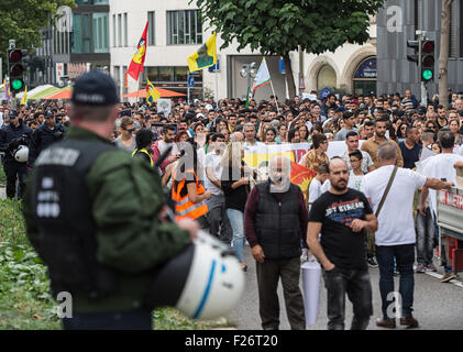 Stuttgart, Allemagne. 12 Sep, 2015. Les agents de police le secteur sécuritaire pendant un rassemblement contre la politique du gouvernement turc à Stuttgart, Allemagne, 12 septembre 2015. Quelque 2 000 Kurdes et Turcs critiques du gouvernement sont descendus dans la rue pour protester contre l'escalade des tensions dans leur pays après la Turquie a procédé à une vague d'attaques aériennes contre des travailleurs du Kurdistan (PKK) dans le nord de l'Iraq. Photo : Wolfram Kastl/dpa/Alamy Live News Banque D'Images