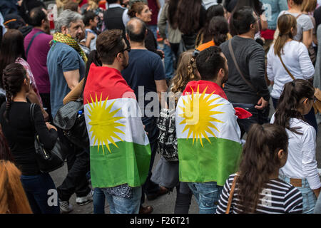 Stuttgart, Allemagne. 12 Sep, 2015. Les participants d'un rassemblement contre la politique du gouvernement turc, avec certaines portant le drapeau kurde sur leurs épaules, marche dans les rues de Stuttgart, Allemagne, 12 septembre 2015. Quelque 2 000 Kurdes et Turcs critiques du gouvernement sont descendus dans la rue pour protester contre l'escalade des tensions dans leur pays après la Turquie a procédé à une vague d'attaques aériennes contre des travailleurs du Kurdistan (PKK) dans le nord de l'Iraq. Photo : Wolfram Kastl/dpa/Alamy Live News Banque D'Images